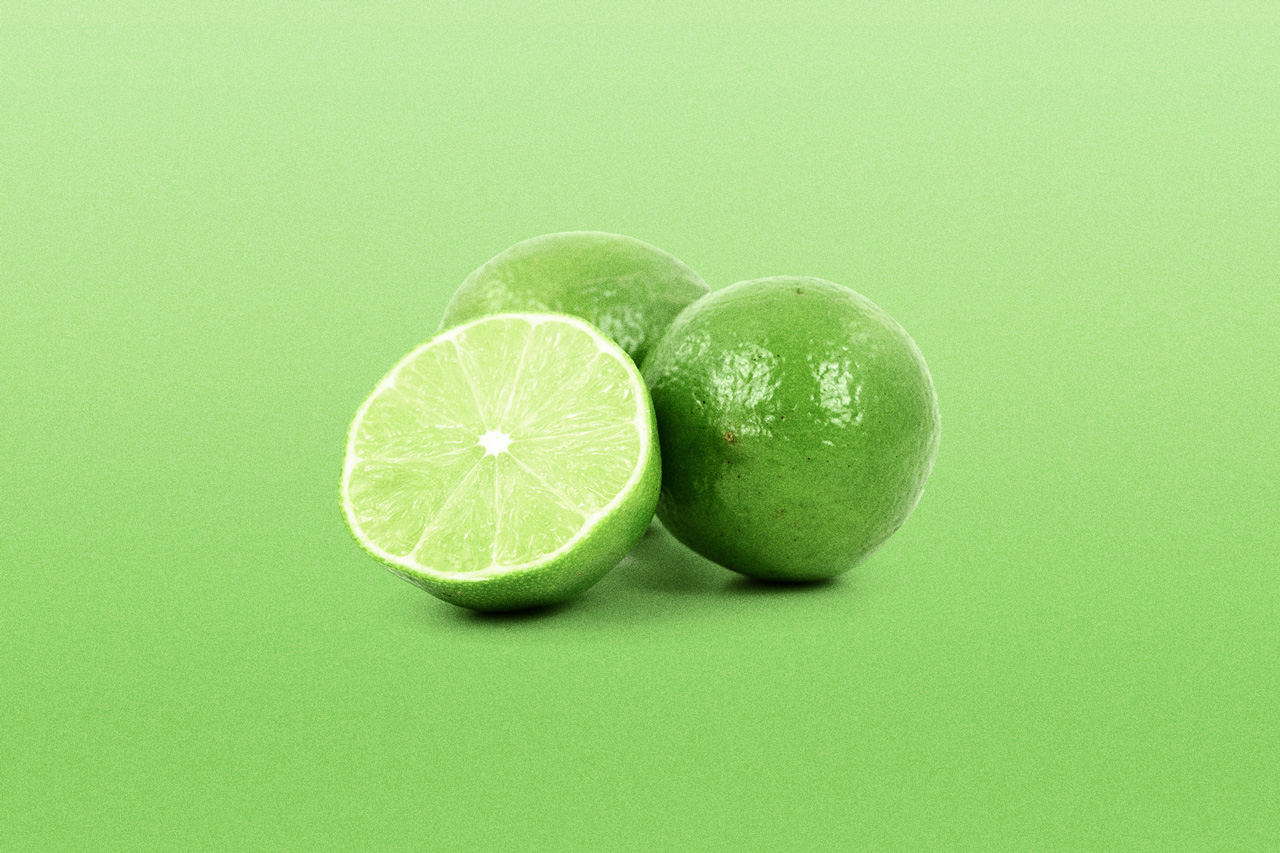 Kiwifrucht auf grünem Hintergrund