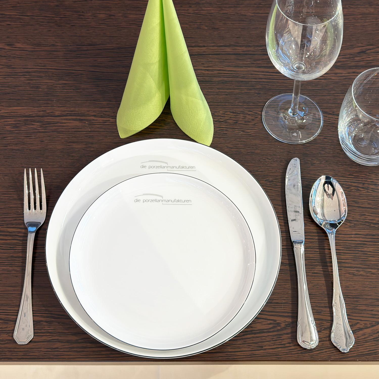 Set: Teller Tasse Besteck Set: Teller Tasse Besteck
